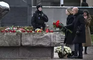 US Ambassador to Russia Lynne Tracy (2nd right) lays flowers at the monument for the victims of political repressions in front of the FSB (former KGB) headquarters in Moscow on October 29. [Alexander Nemenov/AFP]