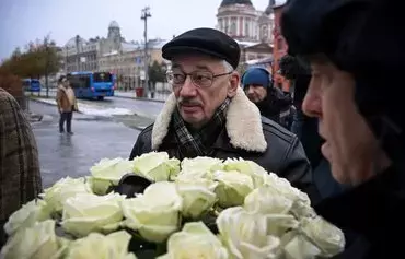 Oleg Orlov, the co-chair of Russia’s human rights organisation Memorial -- a Nobel Peace Prize co-recipient -- walks to lay flowers at the monument for the victims of political repressions in front of the FSB (former KGB) headquarters in Moscow on October 29. [Alexander Nemenov/AFP]