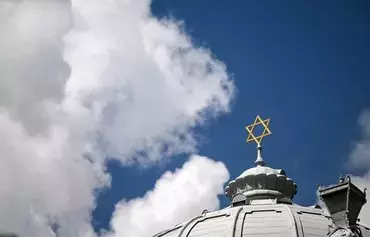 The Star of David sits atop the Moscow choral synagogue in Moscow on July 28, 2022. [Kirill Kudryavtsev/AFP]