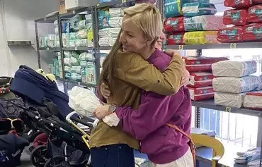 Valeria Kaiser, the founder of the Matusya center, in April 2022 hugs a Ukrainian woman who came to Vienna because of the Russian invasion of Ukraine. [Valeria Kaiser personal archive]