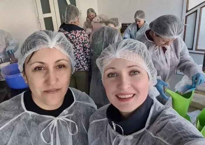 Anna Yankovets (right) and her friends produce dried borscht for the army. [Anna Yankovets personal archive]