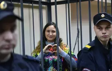 Russian artist Alexandra Skochilenko, 33, accused of spreading disinformation about the Russian army for changing supermarket price tags with messages criticising Russia's war in Ukraine, appears in court in St. Petersburg on November 13. [Olga Maltseva/AFP]