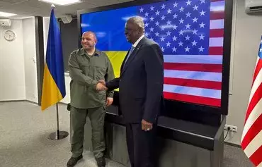 Ukrainian Defense Minister Rustem Umerov (left) greets US Secretary of Defense Lloyd Austin prior to their talks in Kyiv on November 20. [W.G. Dunlop/AFP]