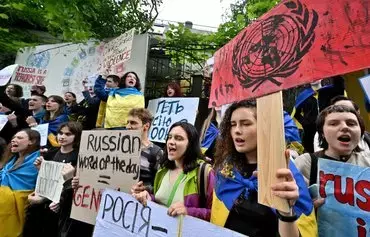 Украинские студенты протестуют против экоцида у офиса Организации Объединенных Наций (ООН). Разрушение удерживаемой Россией плотины в Украине вызвало опасения по поводу гуманитарной катастрофы. Киев, 8 июня 2023 г. [Сергей Супинский/AFP]