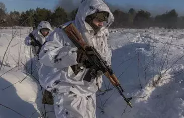 Украинские военные на учениях по борьбе с диверсионными группами во время российского вторжения в Украину. Черниговская область, 5 декабря. [Роман Пилипей/AFP]