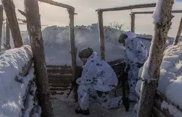 Ukrainian servicemen take part in military training that focuses on fighting sabotage groups in Chernihiv province on December 5, amid the Russian invasion of Ukraine. [Roman Pilipey/AFP]