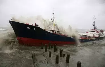 Турецкий балкер MAG-1, частично затонувший во время шторма в Черном море. Сухуми (Абхазия), 14 декабря 2009 г. [AFP]