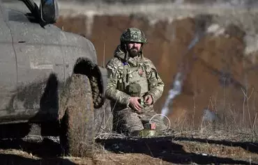 A Ukrainian sapper of the 22nd Separate Mechanized Brigade prepares an antitank mine during a military training exercise in Donetsk province last November 28, amid the Russian invasion of Ukraine. [Genya Savilov/AFP]