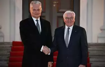 German President Frank-Walter Steinmeier (right) shakes hands with Lithuanian President Gitanas Nauseda as Nauseda arrives in Berlin November 13. [Tobias Schwarts/AFP]