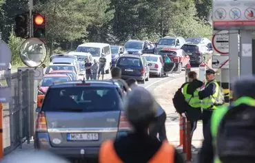 Cars queue at the Sumskas border crossing between Lithuania and Belarus on August 12. On August 18, Lithuania closed two of its six checkpoints along the Belarusian frontier, including the crossing in Sumskas. [Petras Malukas/AFP]