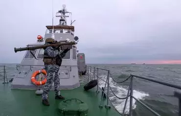 A Ukrainian serviceman holds a Stinger anti-aircraft weapon while scanning for possible air targets aboard a Ukrainian State Border Service patrol boat in the Black Sea December 18. [Anatolii Stepanov/AFP]