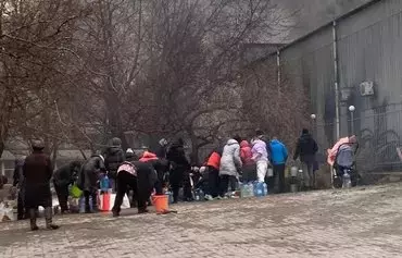 «Люди... нашли один источник, к нему ходили набирать воду, но россияне это все узнали и начали по этому роднику бомбить», — рассказал «Контуру» мариуополец Виталий Врадий. [Дмитрий Забавин]