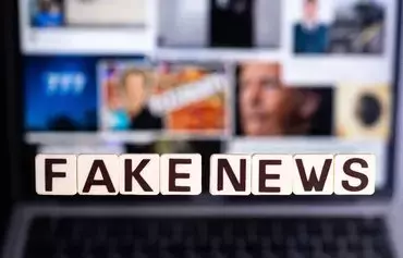 Буквы этой иллюстрации образуют надпись FAKE NEWS («фейковые новости») на фоне компьютерного экрана с изображениями различных информационных фальшивок, элементов кампаний дезинформации и конспирологических теорий. 1 декабря. [Себастьян Бозон/AFP]