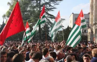 Opposition protesters rally in front of the presidential office in Sukhumi, capital of Abkhazia, a breakaway region in Georgia, on May 27, 2014. [Ibragim Chkadua/AFP]