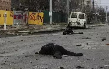 Dead bodies lie on a street in Bucha, Ukraine, northwest of Kyiv, on April 2, 2022. [Ronaldo Schemidt/AFP]