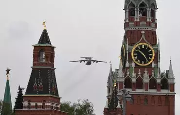 Самолет дальнего радиолокационного обнаружения и управления A-50, созданный на авиационном научно-техническом комплексе им. Бериева, летит над Красной площадью во время празднования 75-й годовщины победы над фашистской Германией в Великой Отечественной войне. Москва, 9 мая 2020 г. [Юрий Кадобнов/AFP]