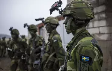 Soldiers from the 13th counter intelligence battalion, 2nd reconnaissance platoon of the Swedish Armed Forces, participate in military exercise in Kungsangen, near Stockholm on February 27. [Jonathan Nackstrand/AFP]