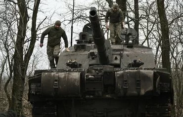 Ukrainian servicemen of the 82nd Separate Air Assault Brigade prepare a Challenger 2 tank for combat in an undisclosed location near the front in Zaporizhzhia region on February 12, amid the Russian invasion of Ukraine. [Genya Savilov/AFP]