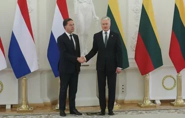 Dutch Prime Minister Mark Rutte (left) and Lithuanian President Gitanas Nauseda shake hands in Vilnius, Lithuania, on April 2. [Petras Malukas/AFP]