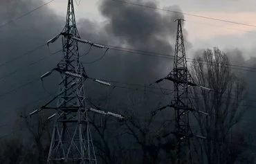 Smoke billows near electricity towers after a Russian missile strike in Kyiv on March 9, 2023. [Sergei Supinsky/AFP]