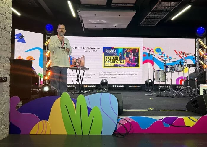 Ukrainian producer Volodymyr Zavadiuk speaks from the stage at the Proud to be Ukrainian festival April 20 in Zaporizhzhia. [Olha Chepil/Kontur]