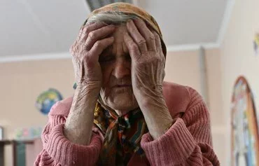 Лидия Ломиновская (97 лет), которая пешком ушла из своего дома в Очеретино после обстрела, ничего не взяв с собой, сидит в убежище в Покровске, Донецкая область, 28 апреля. [Женя Савилов/AFP]