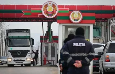 Cars wait at the Bender crossing point between the self-proclaimed republic of Transnistria and Moldova on March 1. Pro-Russian officials in the breakaway region of Transnistria on February 28 appealed to Russia for ostensible 'protection' from Moldova. [Daniel Mihailescu/AFP]