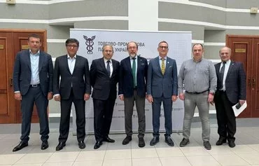 Uzbek-Ukrainian Business Council meeting participants pose for a photo in Kyiv on April 15. [Zafar Khashimov Telegram channel]