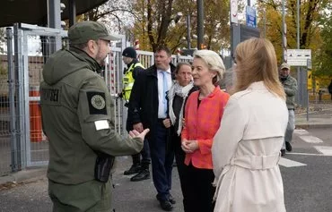 Премьер-министр Эстонии Кая Каллас (справа) и председатель Европейской комиссии Урсула фон дер Ляйен (вторая справа) на границе с Россией, проходящей по реке Нарва, на берегу которой стоит одноименный эстонский город. Нарва, Эстония, 10 октября 2022 г. [Райго Пажула/AFP]