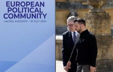 British Prime Minister Keir Starmer (left) and Ukrainian President Volodymyr Zelenskyy appear prior to the Meeting of the European Political Community in Woodstock, England, July 18. [Ludovic Marin/AFP]