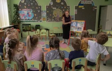 A teacher leads a class for children about mine safety in a kindergarten in Kryvyi Rih last September 14. [Roman Pilipey/AFP]