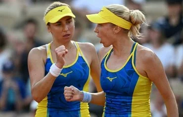 Ukraine's Lyudmyla Kichenok (right) and Nadiia Kichenok (left) react during their women's doubles quarter-final tennis match against Spain's Cristina Bucsa and Sara Sorribes Tormo during the Paris 2024 Olympic Games August 1. [Patricia de Melo Moreira/AFP]