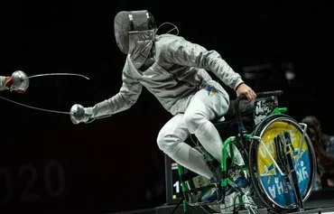 Ukraine's Artem Manko competes during the men's sabre individual category A gold medal wheelchair fencing bout at the Tokyo 2020 Paralympic Games at the Makuhari Messe Hall in Chiba on August 25, 2021. [Philip Fong/AFP]