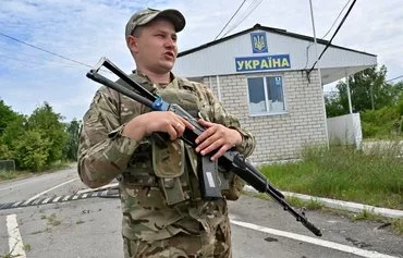 A Ukrainian border guard patrols the closed checkpoint of Slavutych in Chernihiv province on the Ukrainian-Belarusian border July 14, 2023. [Sergei Supinsky/AFP]