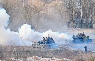 Ukrainian soldiers take part in drills simulating a possible attack in the Chernobyl zone a few kilometers from the border with Belarus on February 20, 2023. [Sergei Supinsky/AFP]