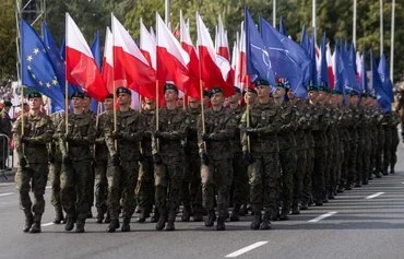 Польские солдаты на военном параде. День Войска Польского, посвященный 104-й годовщине победы Польши в польско-советской войне 1920 года. Варшава, 15 августа. [Войтек Радвански/AFP]