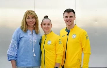 Paralympic badminton players Oleksandr Chyrkov (right) and Oksana Kozyna pose with their former teacher Svitlana Shabalina. [BWF/Badmintonphoto/International Paralympic Committee]