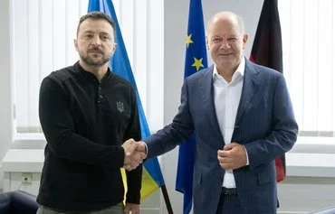 German Chancellor Olaf Scholz (right) and Ukrainian President Volodymyr Zelenskyy shake hands as they meet for talks in Frankfurt am Main, Germany, on September 6. [Boris Roessler/Pool/AFP]