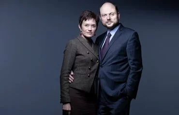 Russian-British political activist and former political prisoner Vladimir Kara-Murza and his wife, Yevgenia, pose for a photograph in Paris on September 9. [Joel Saget/AFP]