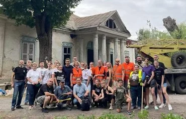 About 100 concerned Ukrainians gathered in Kozelets, a village in Chernihiv province, Ukraine, August 31 to save a unique site from destruction: an 18th-century Cossack estate known as Pokorshchyna. [Olha Chepil/Kontur]