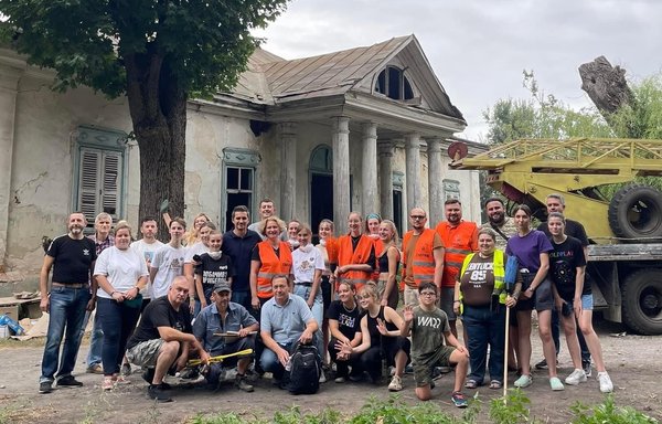 Ukrainians volunteer to save historical monuments during wartime