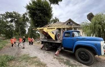 'The building will fall to pieces this winter if nothing is done,' Kyiv-based architect-restorer Serhiy Yurchenko said. Kozelets, August 31. [Olha Chepil/Kontur]