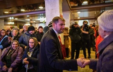 Moldovan parliamentary candidate Ilan Shor greets supporters during a campaign event in Comrat on February 15, 2019. He is now a fugitive in Russia. [Daniel Mihailescu/AFP]