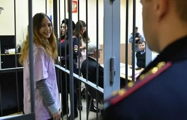 32-летняя российская художница Саша Скочиленко на судебном заседании в Санкт-Петербурге 20 января 2023 г. Скочиленко приговорили к семи годам лишения свободы за то, что она заменила ценники в магазине на собственноручно изготовленные антивоенные послания, протестуя против вторжения России в Украину. В августе нынешнего года Саша Скочиленко стала одной из тех, кого выпустили на свободу в рамках большого обмена заключенными. [Ольга Мальцева/AFP]