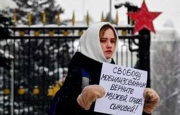 Родственница российского солдата, участвующего в войне с Украиной, протестует перед зданием Министерства обороны РФ. Москва, 6 января. [Ольга Мальцева/AFP]