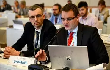 Ukrainian Defense Ministry official Oleksandr Riabtsev (right) November 26 in Siem Reap, Cambodia, speaks during the Siem Reap-Angkor Summit on a Mine-Free World. [Tang Chhin Sothy/AFP]