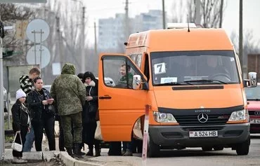 Военнослужащие из Приднестровья, отколовшегося от Молдовы региона, проверяют документы у лиц, выезжающих из самопровозглашенной республики. КПП «Варница», 1 марта. [Даниэль Михайлеску/AFP]