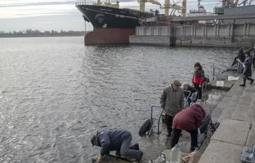 Местные жители набирают воду из Днепра для домашних нужд. Херсон, 14 ноября 2022 г. [Бюлент Килич/AFP]