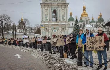 Родственники и друзья украинских военнопленных, в основном захваченных при обороне Мариуполя, держат плакаты с призывами скорейшего обмена на пленных российских солдат. Митинг на Софийской площади. Киев, 17 декабря 2023 г. [Роман Пилипей/AFP]