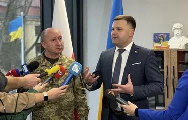 Oleh Kuts (right), the consul general of Ukraine in Lublin, Poland, and Lt. Col. Petro Horkusha (left), a representative of the Ukrainian Legion's command, talk to journalists after a recruiting ceremony at the consulate in Lublin, Poland, on January 10. [Ukrainian Consulate in Lublin]